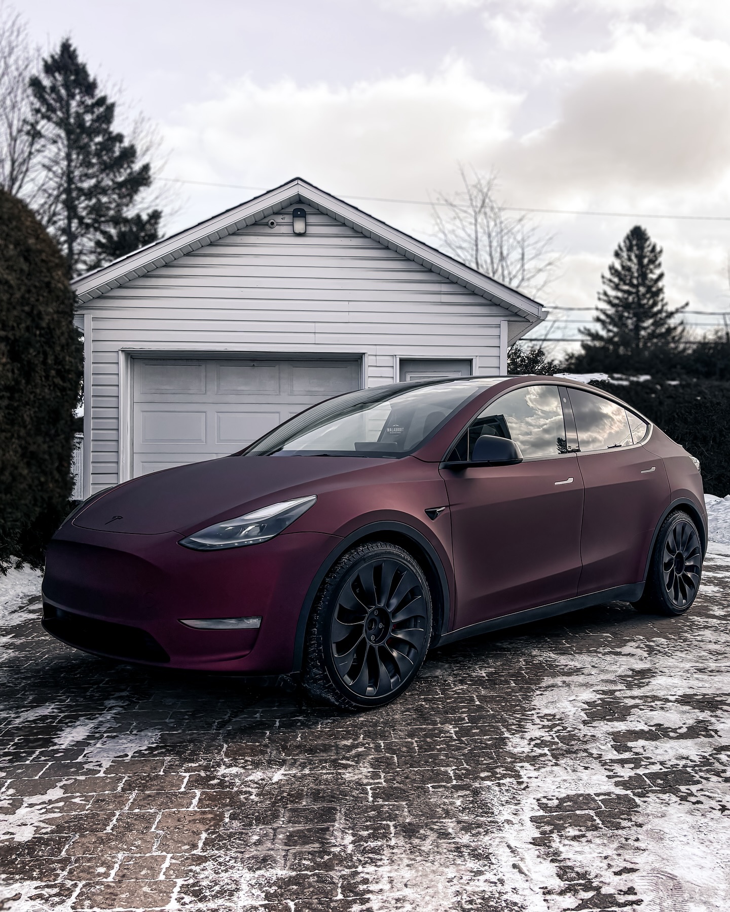 Tesla Model Y, Matte Mythos Red